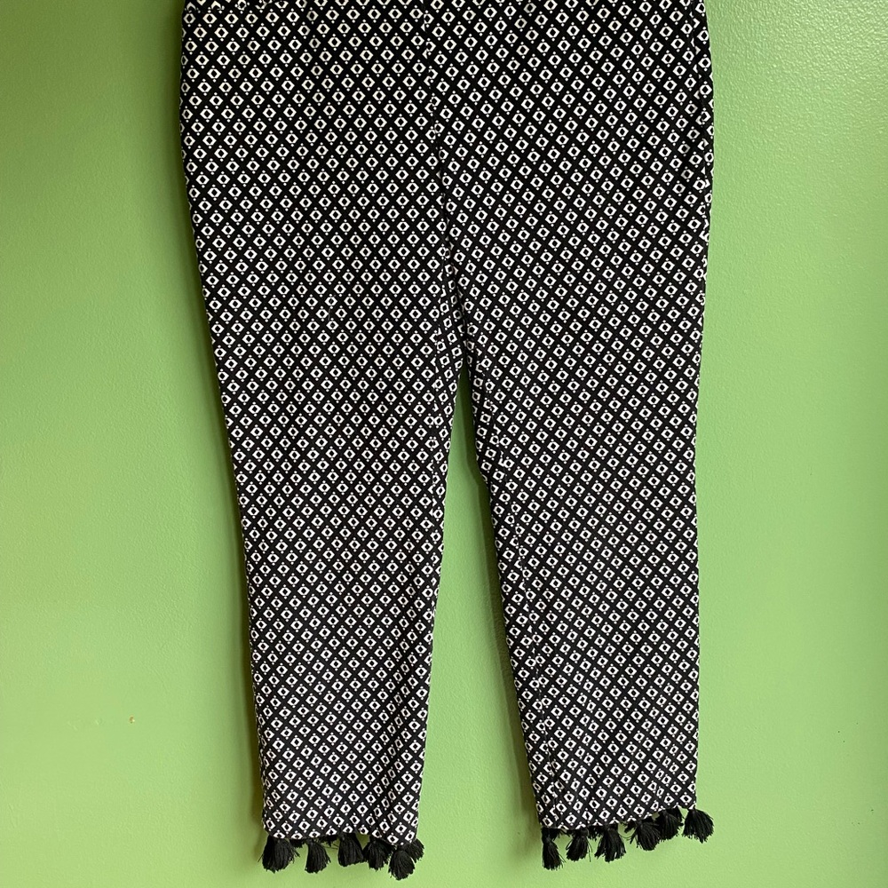 Chicos size 00 which is a size 2 ankle length capri with tassel on bottom.